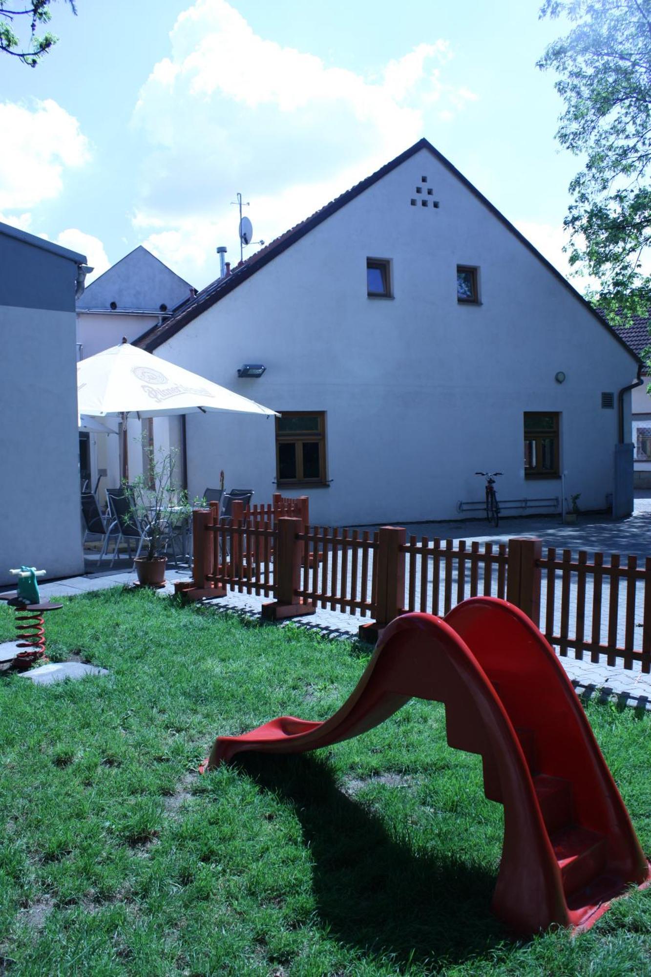 Penzion a CaféRestaurant U lávky Chrudim Kültér fotó