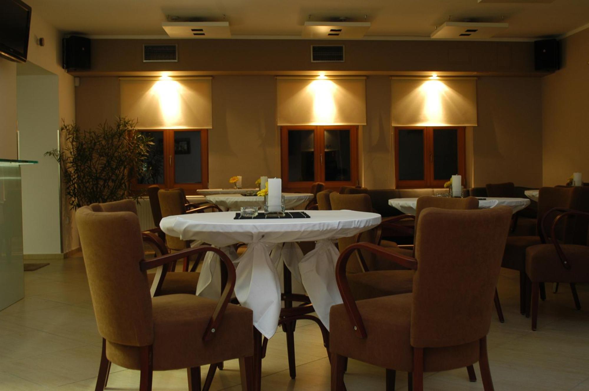 Penzion a CaféRestaurant U lávky Chrudim Kültér fotó