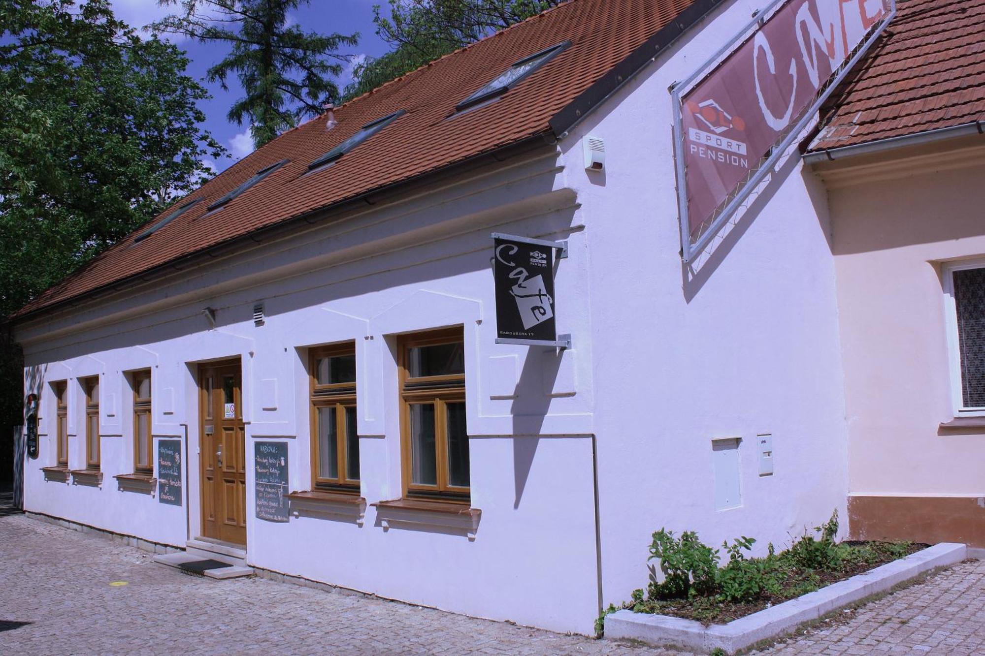 Penzion a CaféRestaurant U lávky Chrudim Kültér fotó