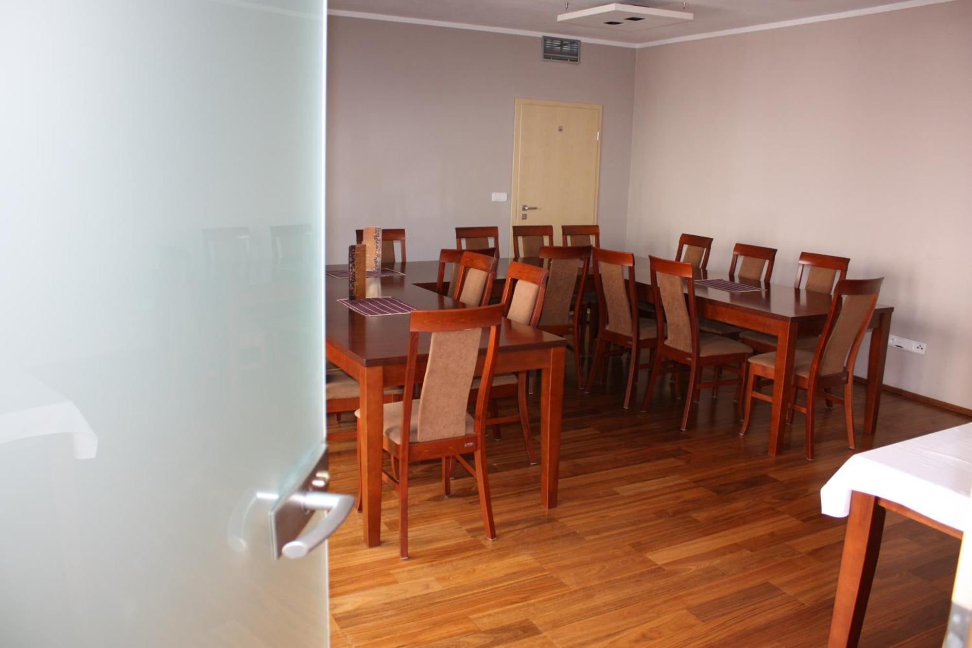 Penzion a CaféRestaurant U lávky Chrudim Kültér fotó