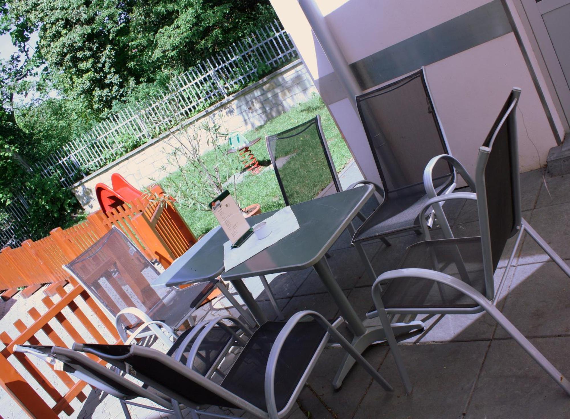 Penzion a CaféRestaurant U lávky Chrudim Kültér fotó