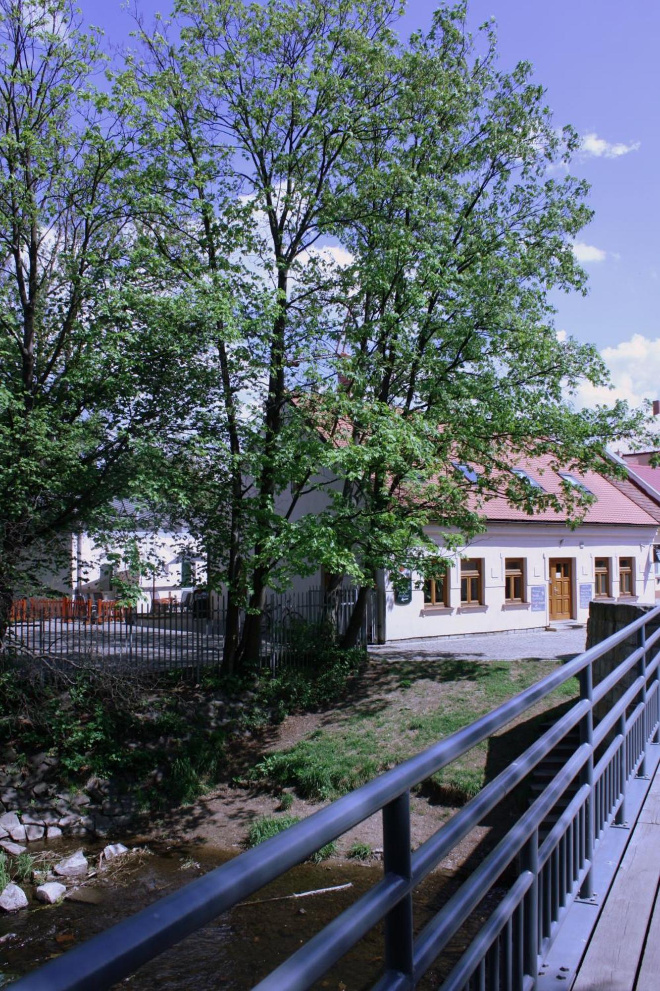 Penzion a CaféRestaurant U lávky Chrudim Kültér fotó